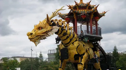 Toulouse : la halle de la machine accueille un dragon géant
