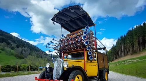 Insolite : un camion Citroën de 1935 armé de 42 klaxons part en...