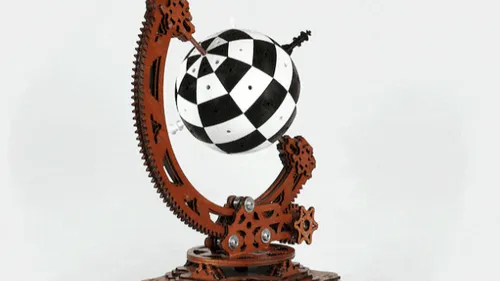 Lodève : une start-up lance l'Orbchess, un jeu d’échec sphérique à...