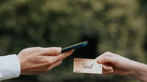 Toulouse : La WeCard, une carte de visite connectée et écolo