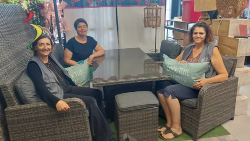 Elle a un nouveau salon en résine tressée pour profiter de l'été...