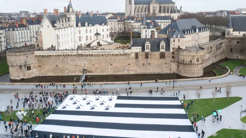 Rennes : un Gwenn ha Du géant installé Place du Parlement de Bretagne