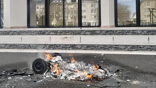 Saint-Nazaire : la mairie prise pour cible 