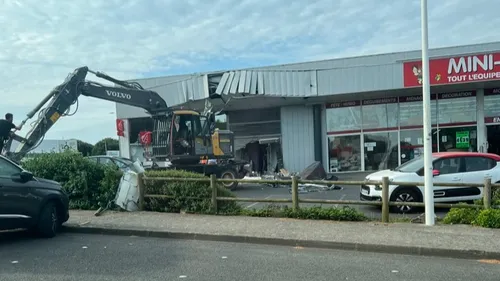 Guérande : une agence bancaire attaquée à l'aide une pelleteuse