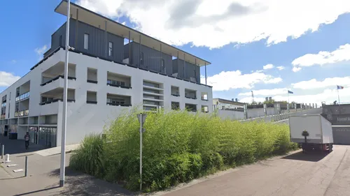 Saint-Nazaire : Un corps sans vie découvert sous une tente