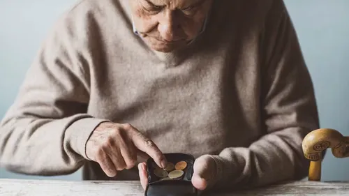 Deux millions de seniors vivent sous le seuil de pauvreté en France...