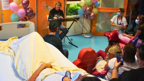  Zaho de Sagazan illumine le CHU de Nantes avec un concert privé...