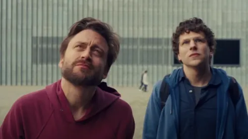 Cinéma : Jesse Eisenberg aborde la question de la mémoire dans "A...