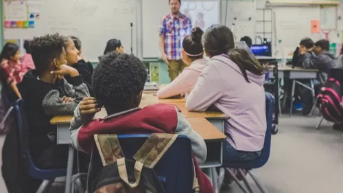 Rentrée scolaire : éducation à la sexualité, IA, réforme du brevet...