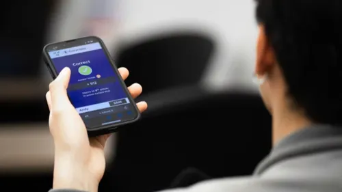 Interdiction des portables au lycée : Emmanuel Macron lance un défi...