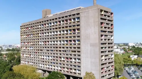 Incendie à la Maison radieuse : un feu impressionnant touche le...