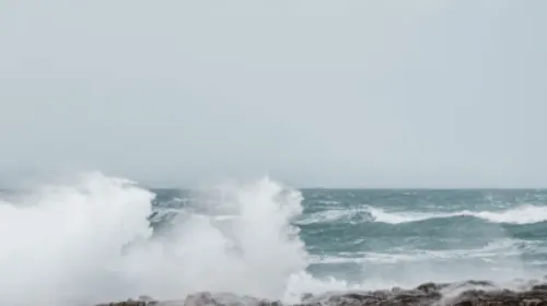 Tempête Goretti : la Bretagne frappée de plein fouet par des vents...
