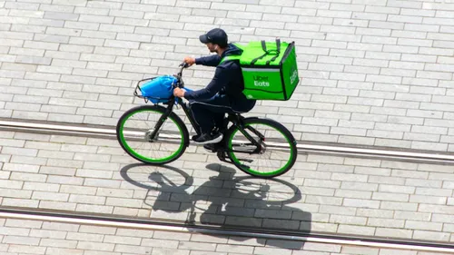 Quatre associations de livreurs déposent plainte contre Uber Eats...
