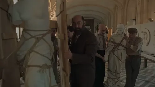 Cinéma : Kad Merad en gardien de nuit du Louvre, engagé pour...