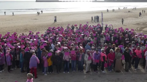Les Sables-d'Olonne : un coeur rose géant sur la plage pour Octobre...