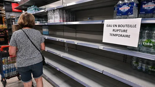 Canicule : pourquoi les bouteilles d'eau disparaissent des rayons...