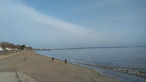 Pollution aux microplastiques sur les plages de Loire-Atlantique