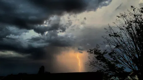Loire-Atlantique : la foudre tombe sur une maison et cause un début...