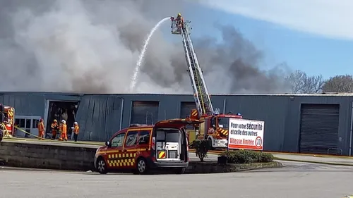 Vendée : 70 pompiers mobilisés sur un impressionnant incendie de...