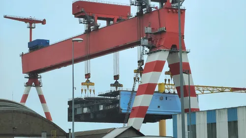 Saint-Nazaire : une grue est tombée du Très Grand Portique, sans...