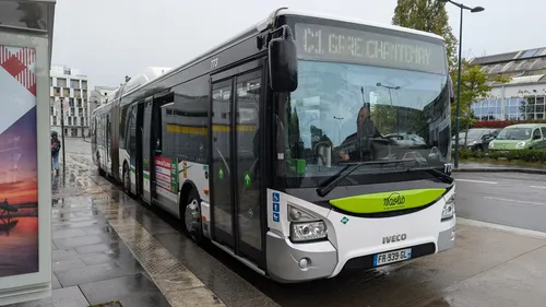 Nantes : collision entre un bus et une camionnette