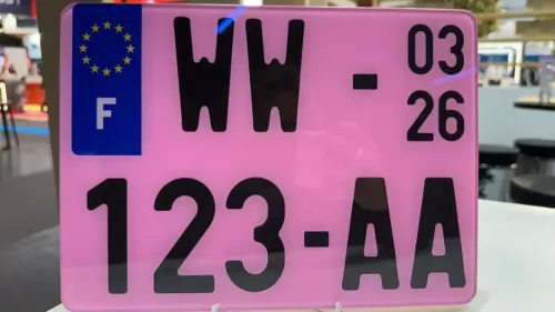 Pourquoi voit-on de plus en plus de plaques d'immatriculation roses...
