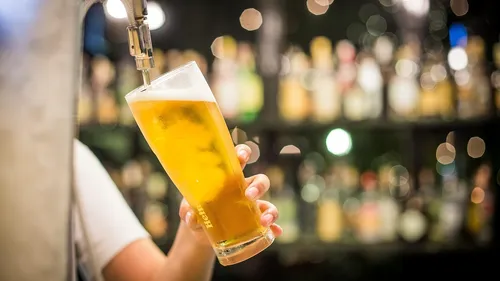 Les Français boivent moins d'alcool… mais les hospitalisations...