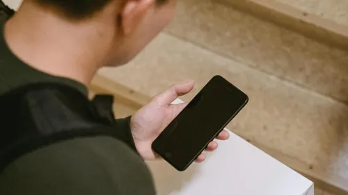 Arnaque au colis : quand l'IA simule la voix et l'image de votre...