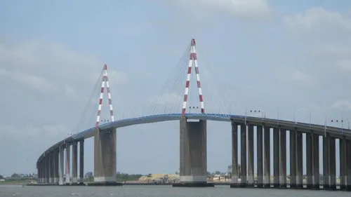 Pont de Saint-Nazaire : une opération de secours périlleuse en cours