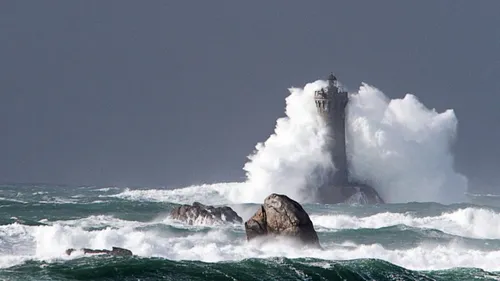 Bretagne : grosses vagues, beaucoup de pluies et retour du froid,...