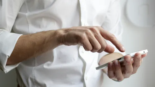 Arnaque aux appels silencieux : pourquoi votre voix est une mine...