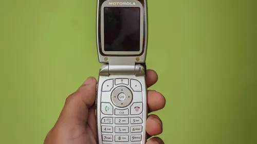 Le téléphone à clapet séduit de nouveau les Français