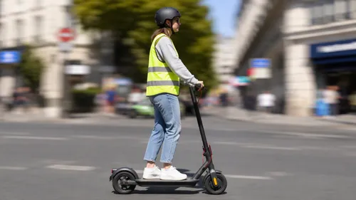Trottinettes électriques : casque et gilet réfléchissant désormais...