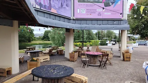 A Pont-de-l'Arche, une guinguette au bord de l'Eure