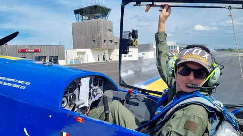Des voltigeurs en entraînement paradent au-dessus du Breuil