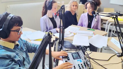 À Vierzon, des collégiens prennent le micro pour apprendre à...