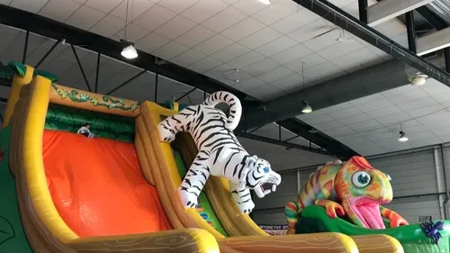 Loisirsland : enfants et parents s'amusent ensemble pendant les...