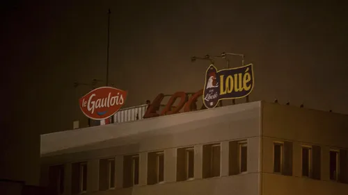 Greenpeace déboulonne l’enseigne LDC à Sablé-sur-Sarthe	