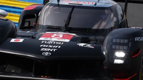 24 Heures, "Journée test" : Brendon Hartley, sur Toyota, au-dessus...