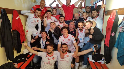 Football : les "Culs Rouges" racontent la montée du FC Rouen en...