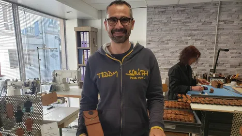 Un couple de maroquiniers débarque à Arromanches