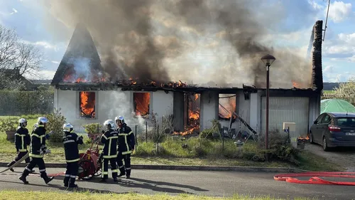 Une maison détruite par les flammes en Sarthe