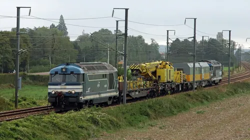 Déraillement d'un TER près de Rouen : les opérations de relevage...