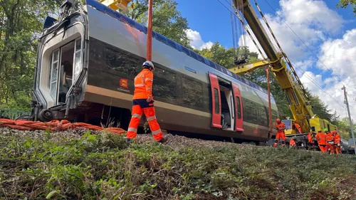 Déraillement d'un TER près de Rouen : l'évacuation, en attendant...