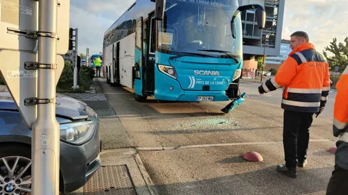 Le Mans : le car de la région se fait percuter