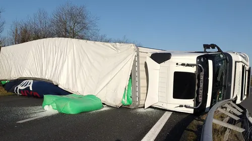 Sur l'A20, le poids-lourd se renverse au sud de Vierzon
