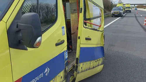 Sur l'A28, une camionnette Vinci Autoroutes percutée