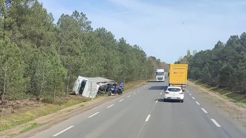 D357 : le camion se couche le long des voies