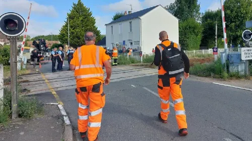 La Guierche : collision train contre camion