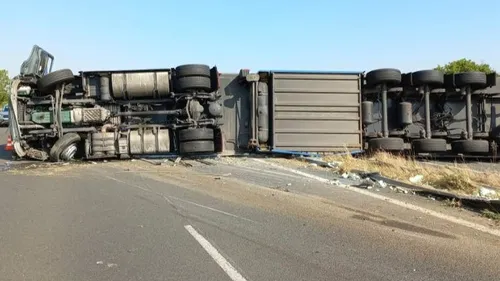 Le camion se couche, l'A81 coupée dans les deux sens